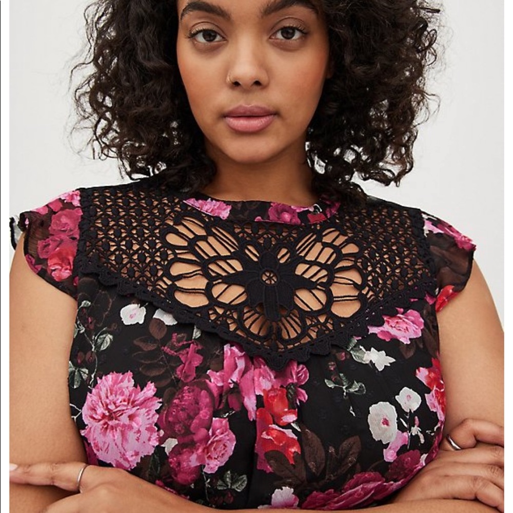 Peplum Tunic - Clip Dot Chiffon
Floral Black TORRID 5